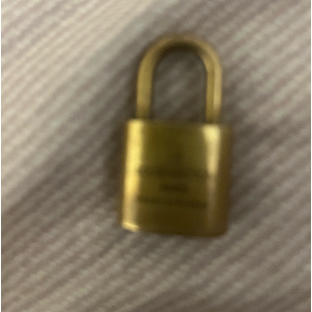 LV authentic Lock 322